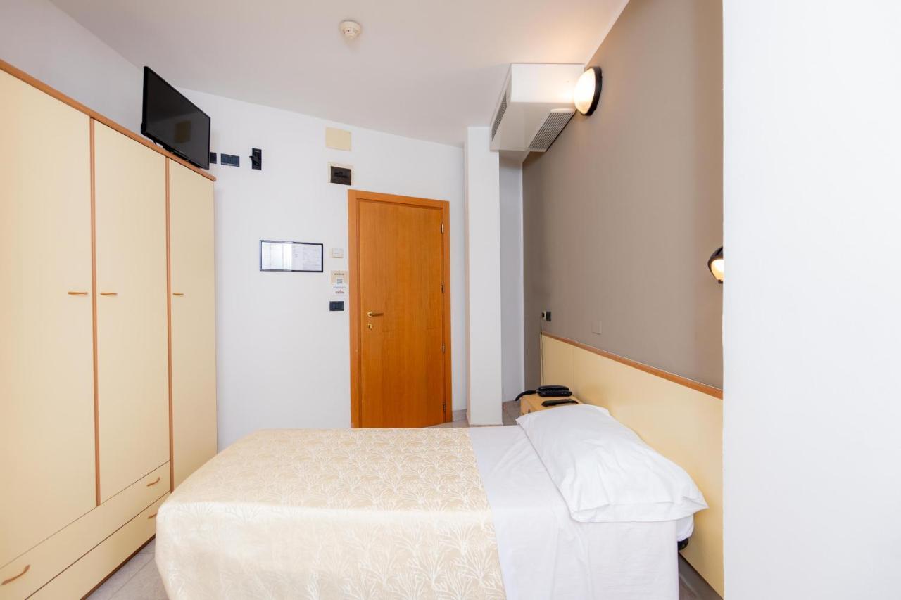 Hotel Galileo リミニ エクステリア 写真